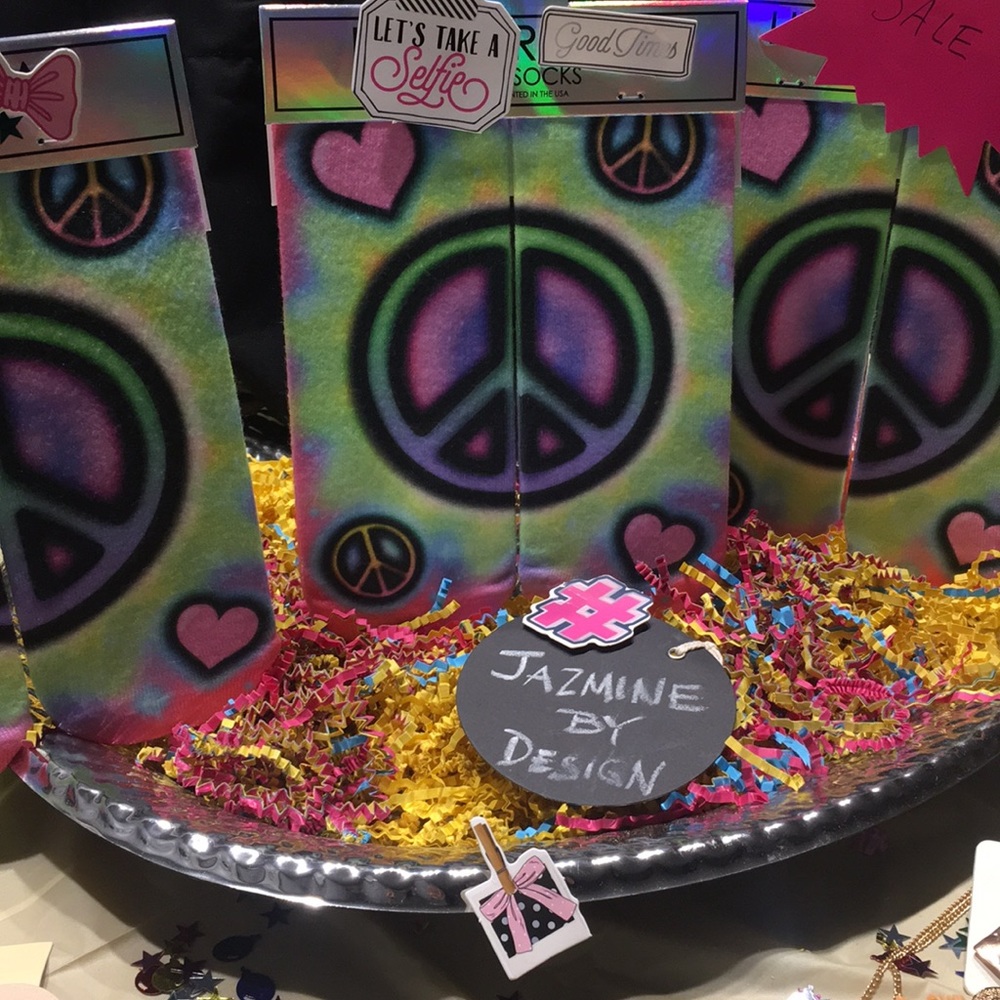 Peace & Love  Airbrush Ankle Socks